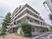 都会の明るい建物外観