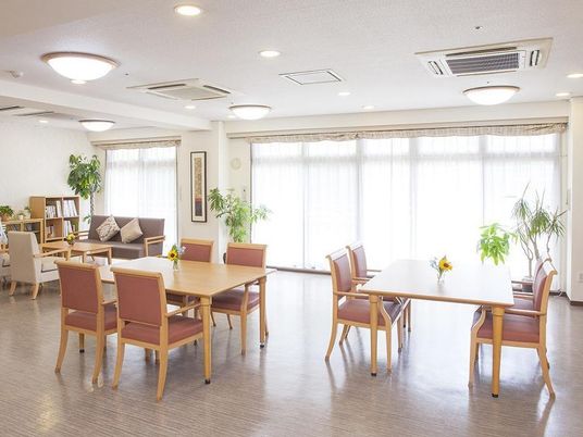 明るいダイニングスペース