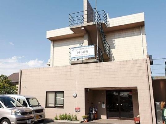 外観と駐車場の様子