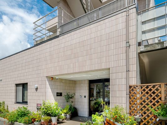 建物正面と入り口の風景