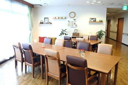 大きな窓のついた開放的なリビング