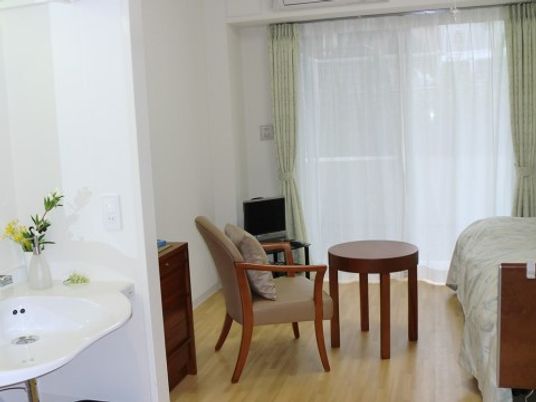 明るい居室の一角