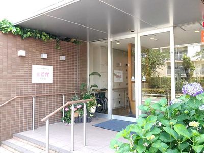 エントランスの明るい様子