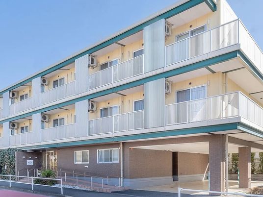 バルコニー付きの明るい建物