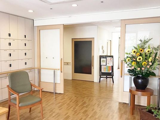 エントランスの明るい空間