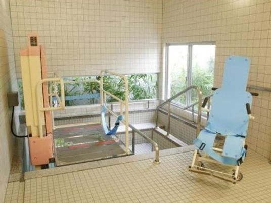 明るいケア用浴室設備