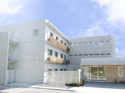 明るくモダンな建物の外観