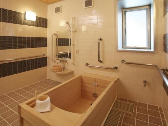 木製浴槽のある浴室