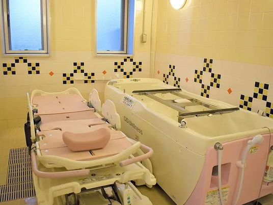 バリアフリー設計の浴室