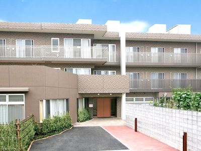 明るい施設の外観