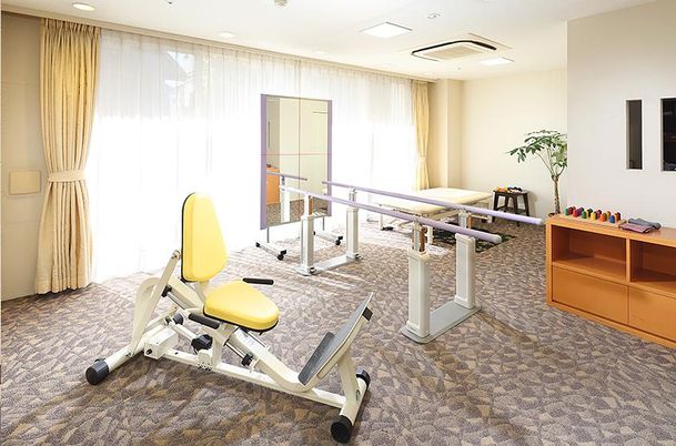 円卓と本棚のラウンジ