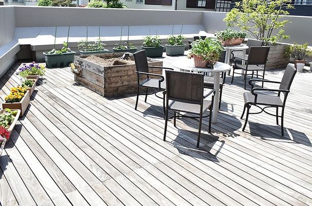 中庭のくつろぎ空間