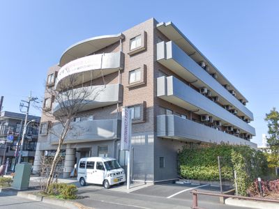 建物外観とエントランス