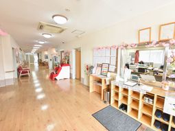 明るい廊下と受付