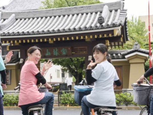 施設前の門と自転車  