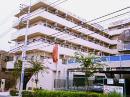 多階層の建物のエントランス