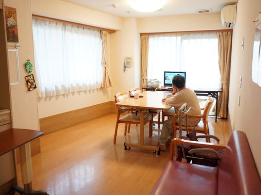 居室でくつろぐ一人