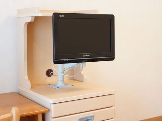 テレビとキャビネットのある部屋