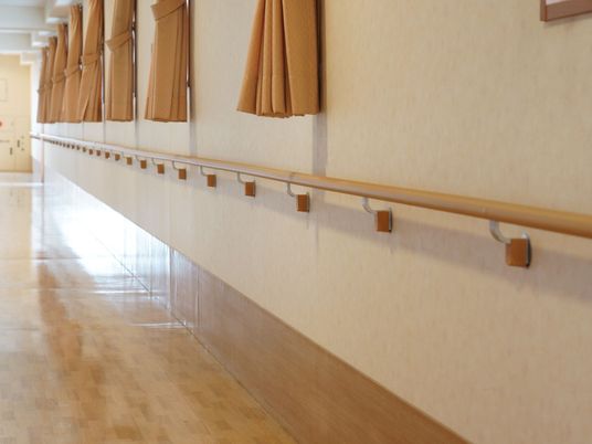 廊下の手すりと壁