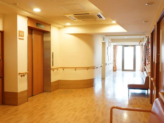 廊下の明るい情景