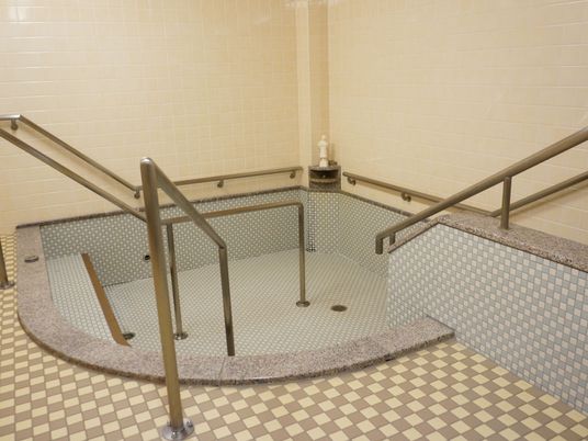 手すり付きタイルの浴室