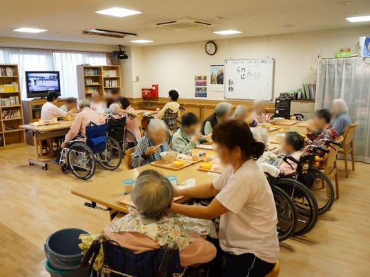 食堂で食事をする利用者