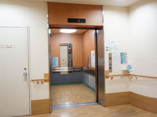 明るい廊下とエレベーター