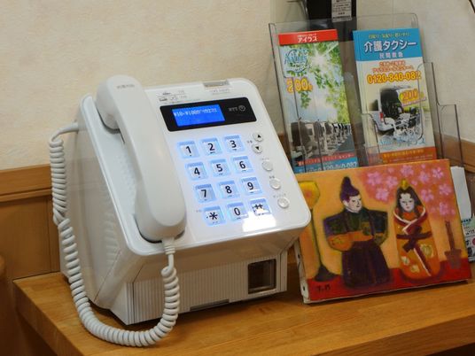 受付カウンターの電話機