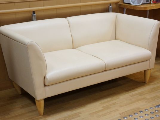 アイボリーの快適なソファ