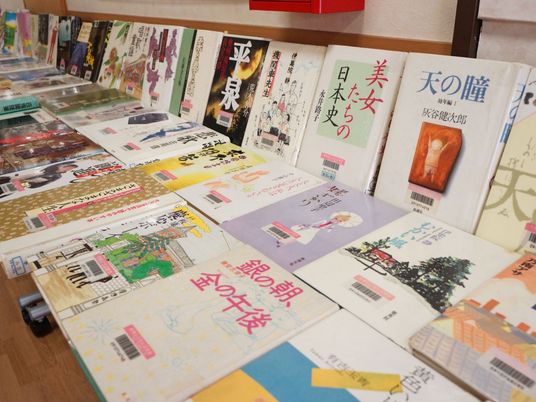 色とりどりの本が並ぶ図書コーナー