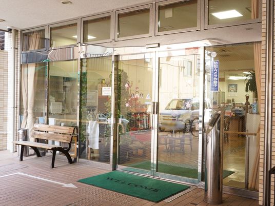 エントランスの明るい雰囲気