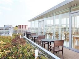 テラス席から見える空