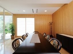 木目調のミーティングスペース