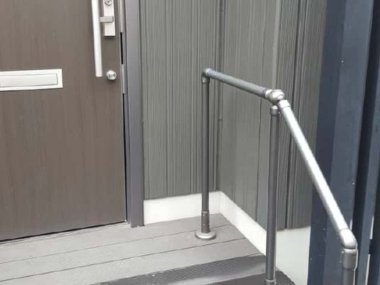 手すり付き玄関前  