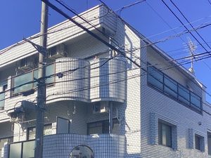 白いタイル張りの外観  