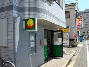 明るい街角の建物外観