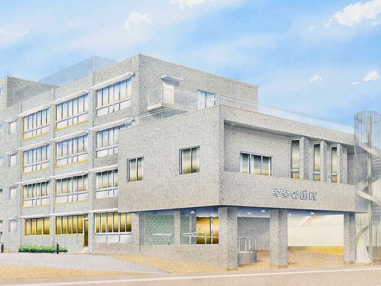 明るい外観の建物