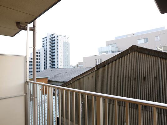 明るい都市景観のバルコニー