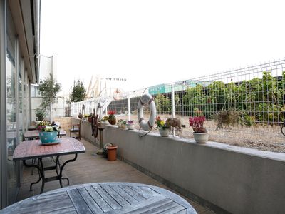 テラスの植物とテーブル