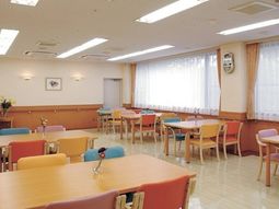 カラフルなテーブルのダイニング
