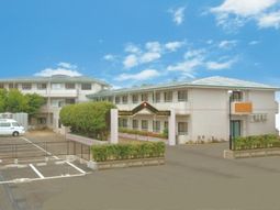 明るい施設の外観