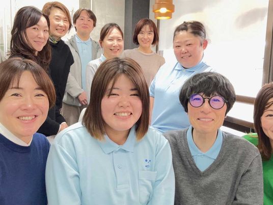 笑顔のスタッフ集合  