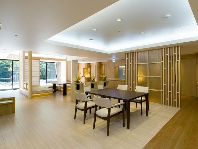 自然光が入るラウンジ ラウンジ 広々としたラウンジは、心地よい自然光が差し込みます。リラックスできる環境が整っています。