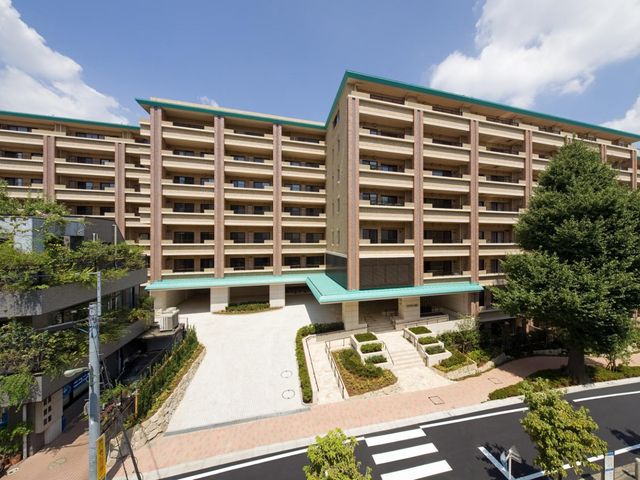 緑豊かな建物の外観 外観 周囲に緑が広がる、開放的な建物です。清潔感あふれるエントランスが印象的です。
