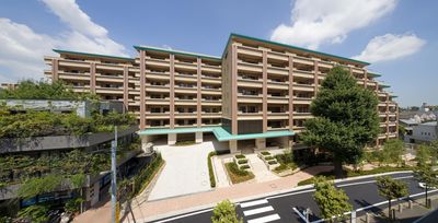 緑豊かな建物の外観
