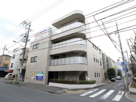 現代的な外観の建物