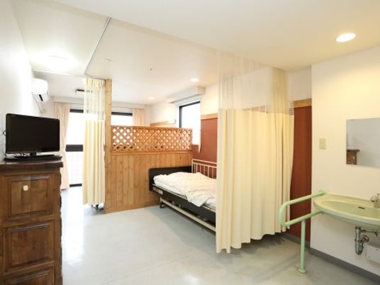 明るい個室の居室