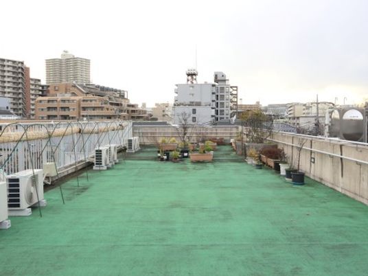 市街地を望む屋上庭園