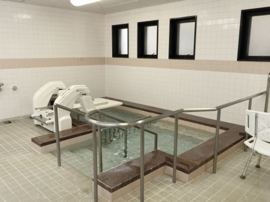 「板橋やすらぎの園 2号館」の浴室。入浴介助用の設備を整えている。