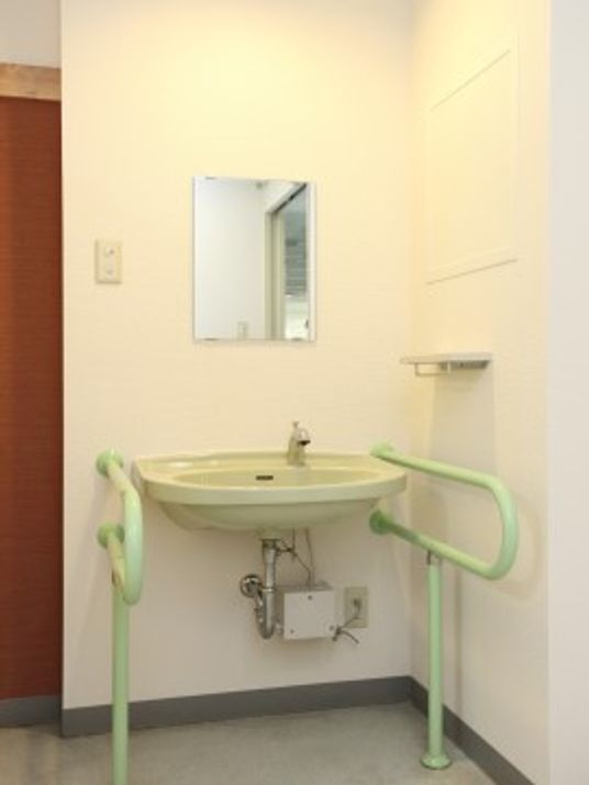 施設の写真 「板橋やすらぎの園 2号館」の洗面台。居室に洗面台を完備している。